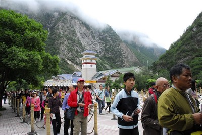 九寨溝單日游客破2萬，景區(qū)管理如何應對春游高峰？